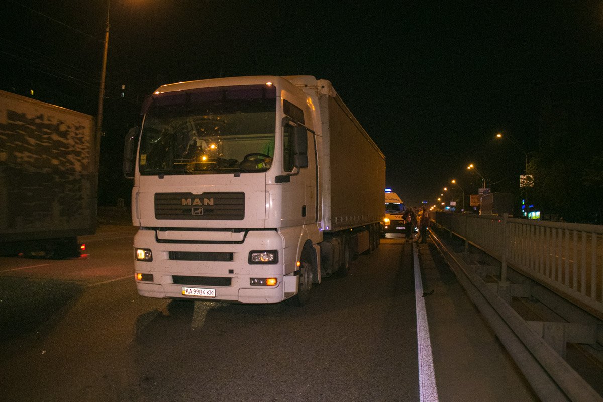 Чтобы избежать столкновения с другой фурой, водитель резко принял влево