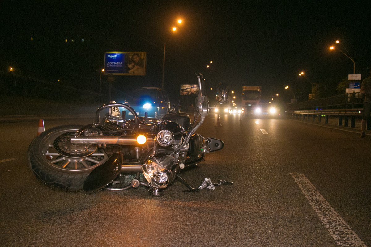 Мотоцикл улетел дальше по дороге