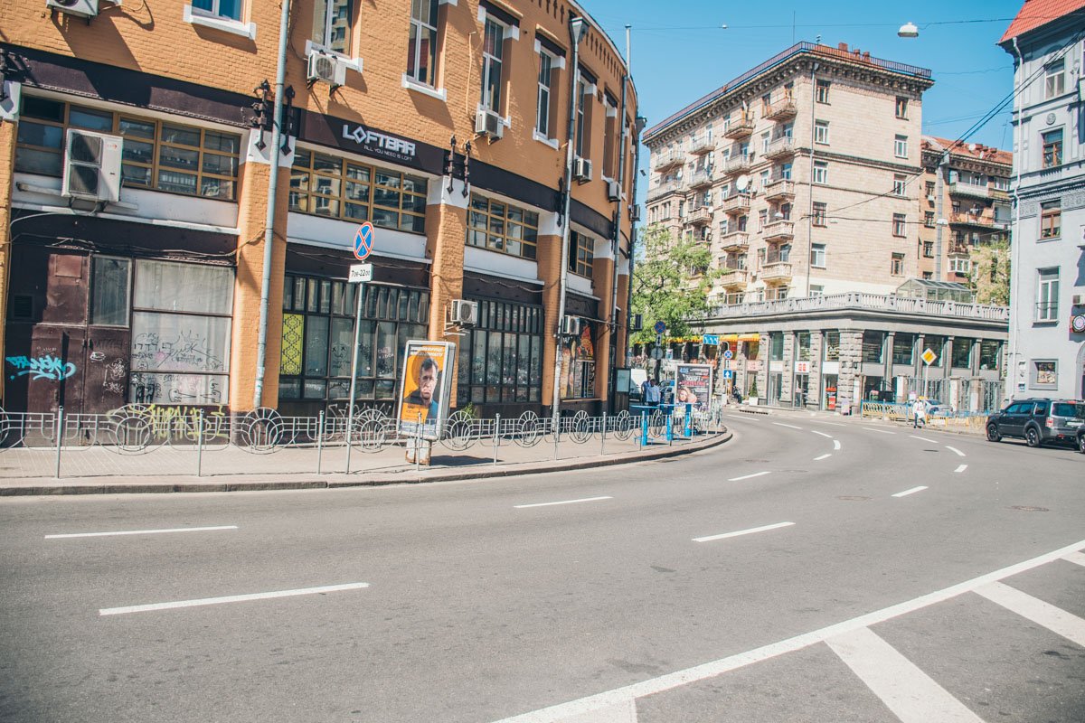 Асфальт по контуру люков не разбит, как это часто бывает 