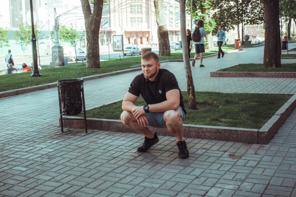 Некоторые жители города не могут принять произошедшее. Они продолжают свои привычные посиделки, словно ничего не произошло