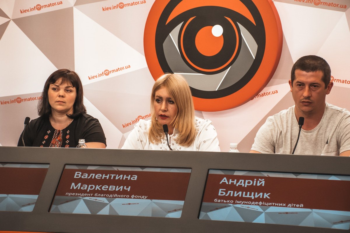 На протяжение двух лет действует антикампания против клиники "Охматдит". Фонд "Помощь онкобольным детям"(далее Фонд) 10 лет добивается, чтобы в Украине заработала трансплантация костного мозга от неродственных доноров