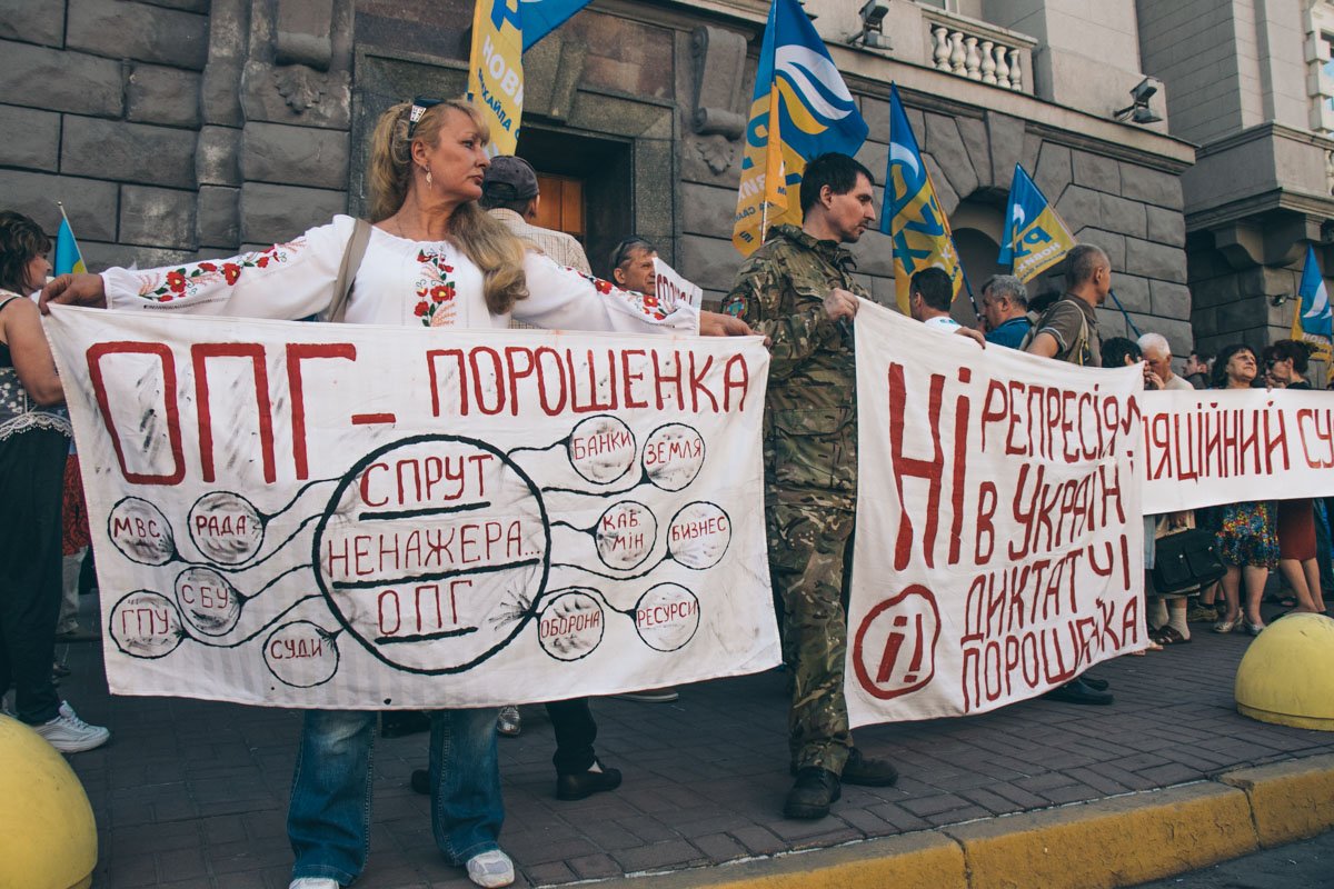 Его фишкой стали яркие плакаты, адресованные власти и лично Порошенко