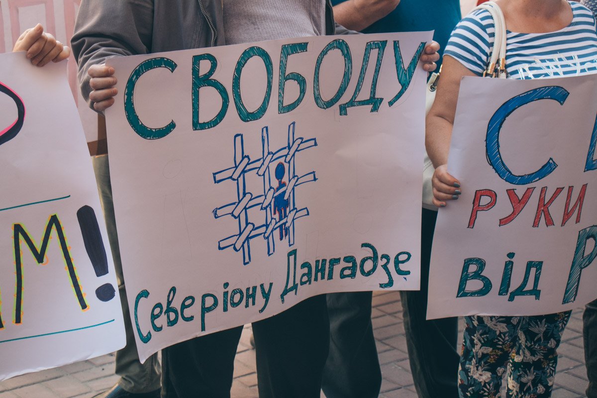 Участники встречи потребовали освобождения для Севериона Дангадзе, руководителя Киевского областного отделения "Руха новых сил". Власть обвиняет его в сотрудничестве с беглыми киевскими олигархами