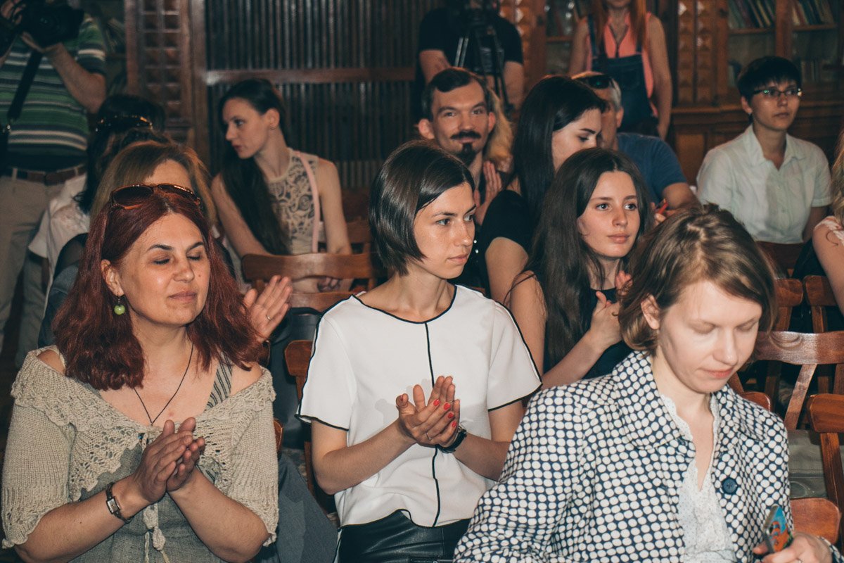 Аплодисментов много не бывает