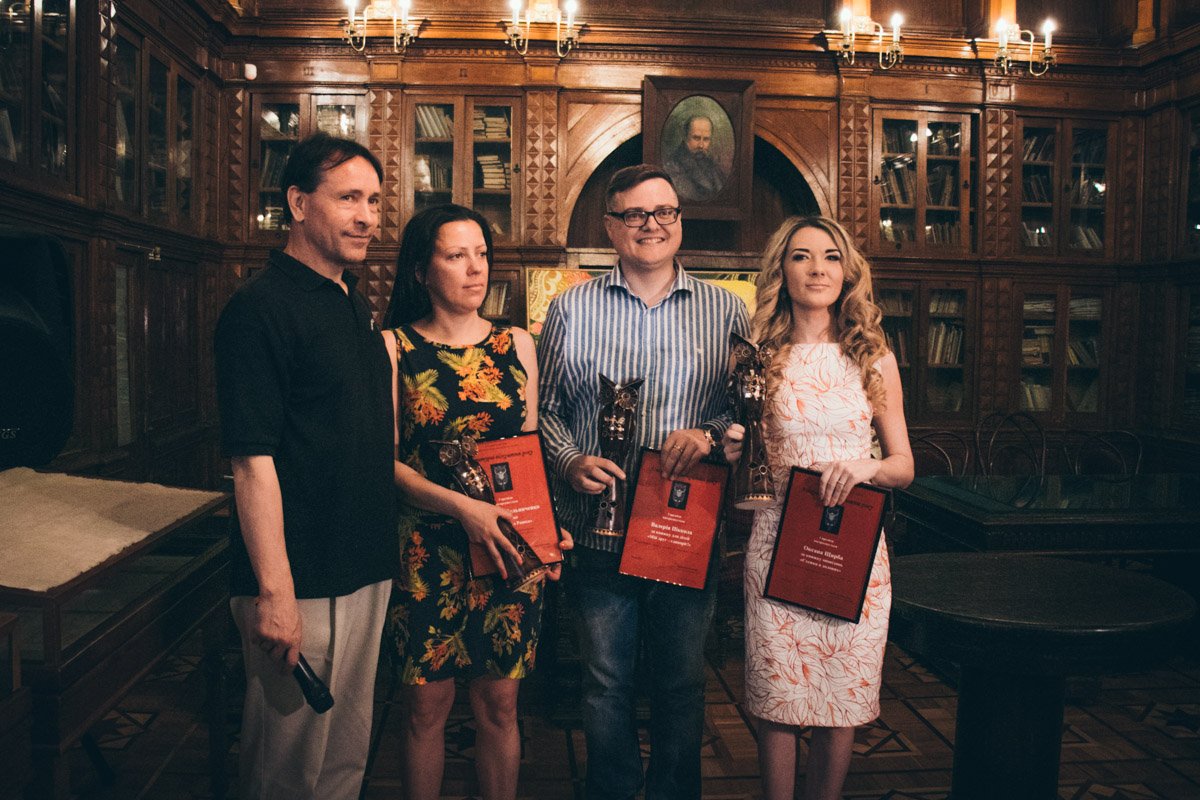 Победители радостно позируют перед объективами