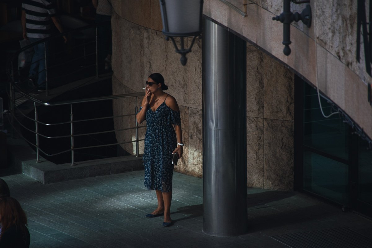 В тени одиночества и курится по-особенному