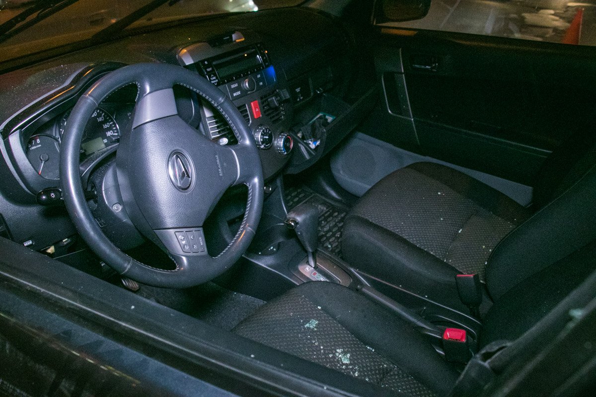 Автомобиль сильно пострадал, у него повреждена левая сторона кузова