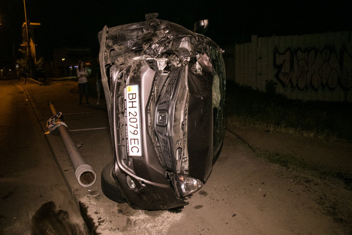 Один автомобиль вылетел на обочину и перевернулся Один автомобиль вылетел на обочину и перевернулся