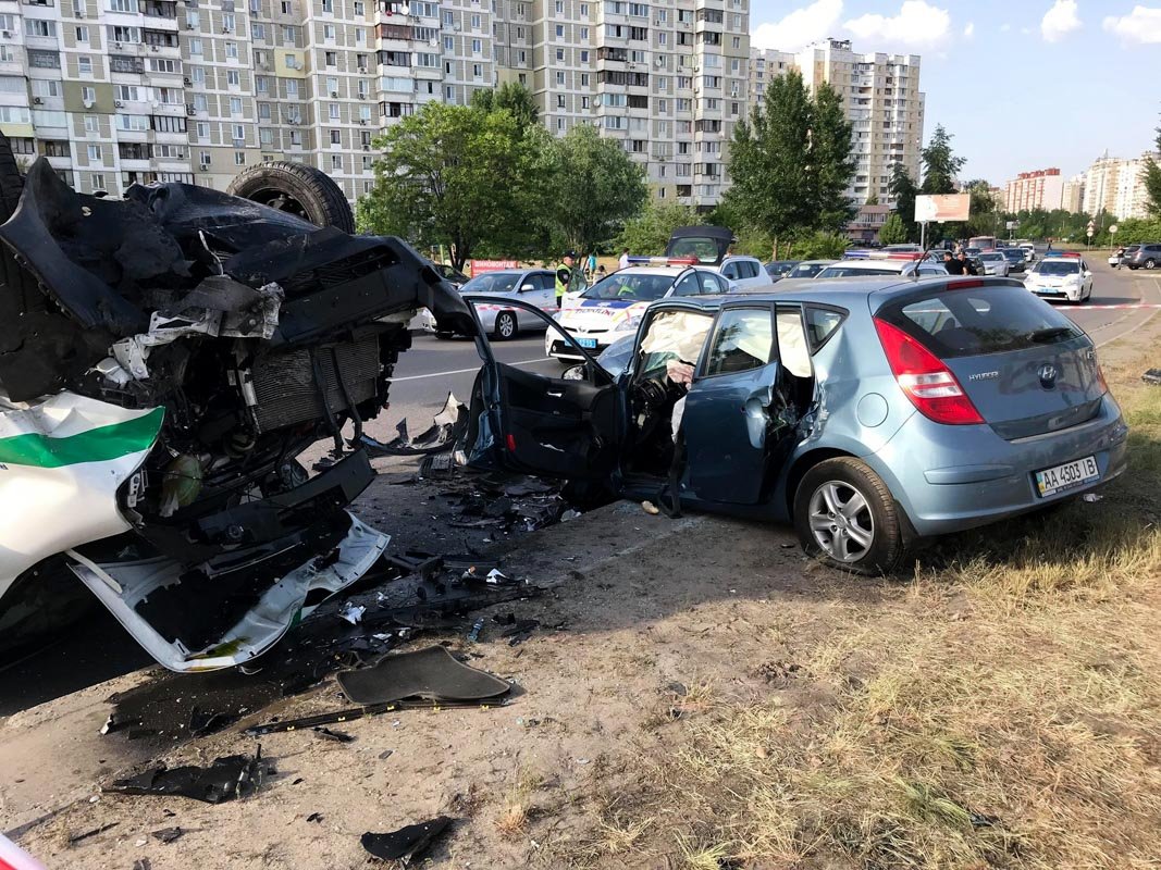 На Бальзака произошло лобовое столкновение Hyundai i30 и инкассаторской машины