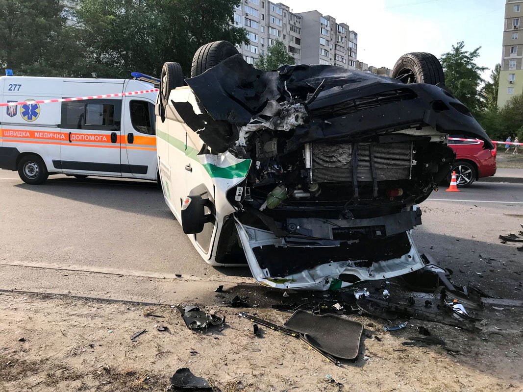 Инкассаторская машина оказалась перевернутой