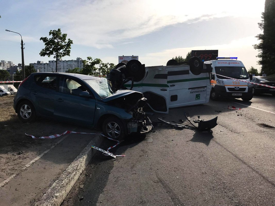 ВВодителя Hyundai, пожилого мужчину, пришлось вырезать из авто