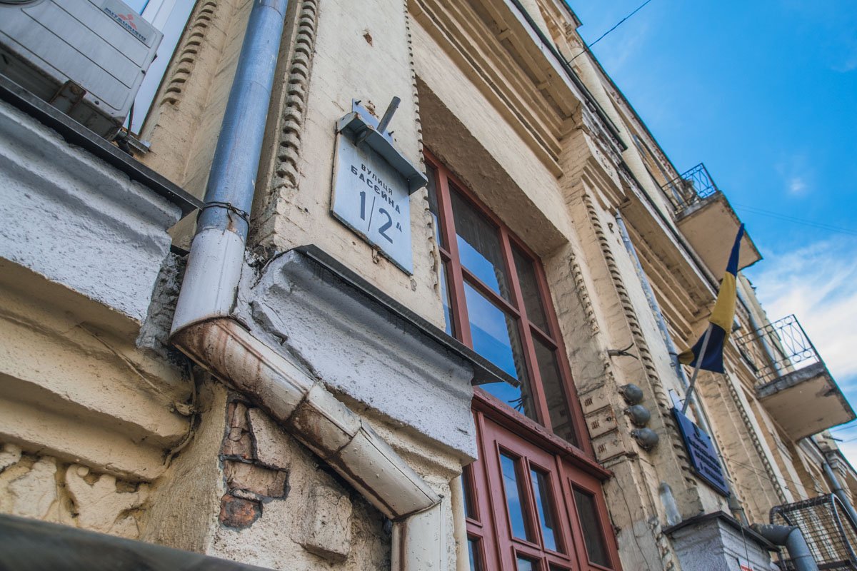 Фасад дома по адресу Бассейная 1/2 изрядно поизносился