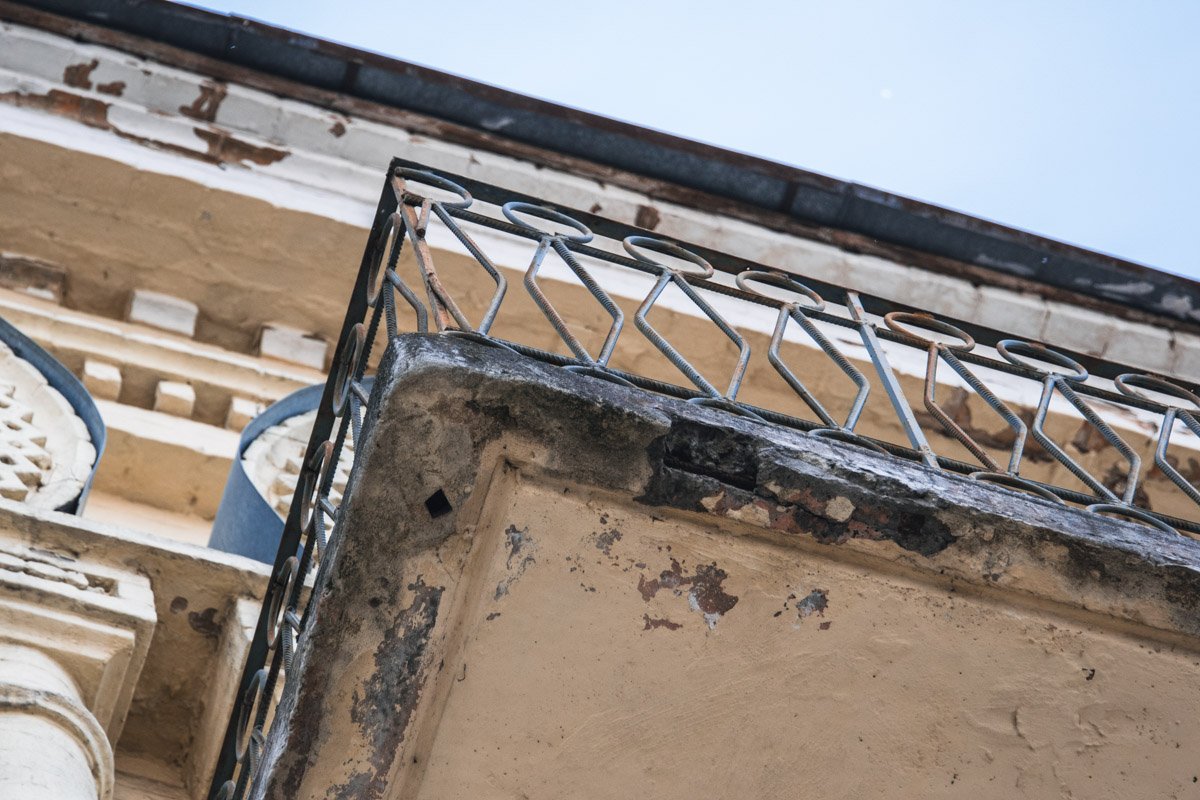 С балкона отпали куски бетона