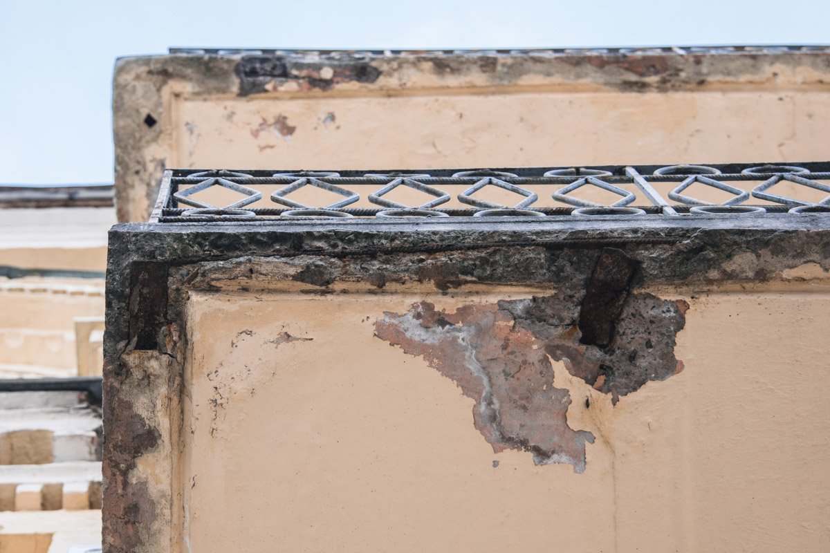 Под балконом осыпалась штукатурка и торчит арматура