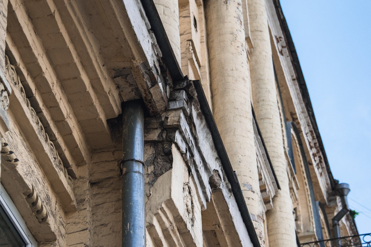 В доме по улице Бассейной, 1/2 отпадают куски фасада