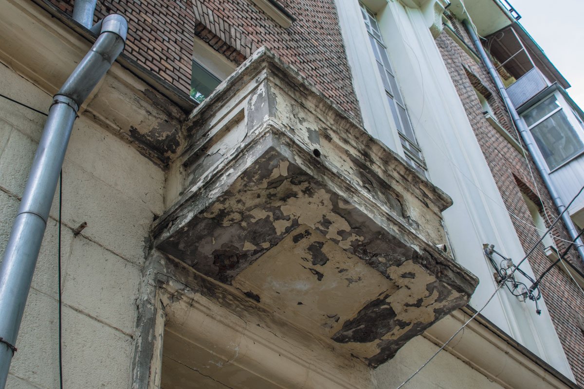Штукатурка балкона по адресу Крутой спуск, 6/2 давно осыпалась