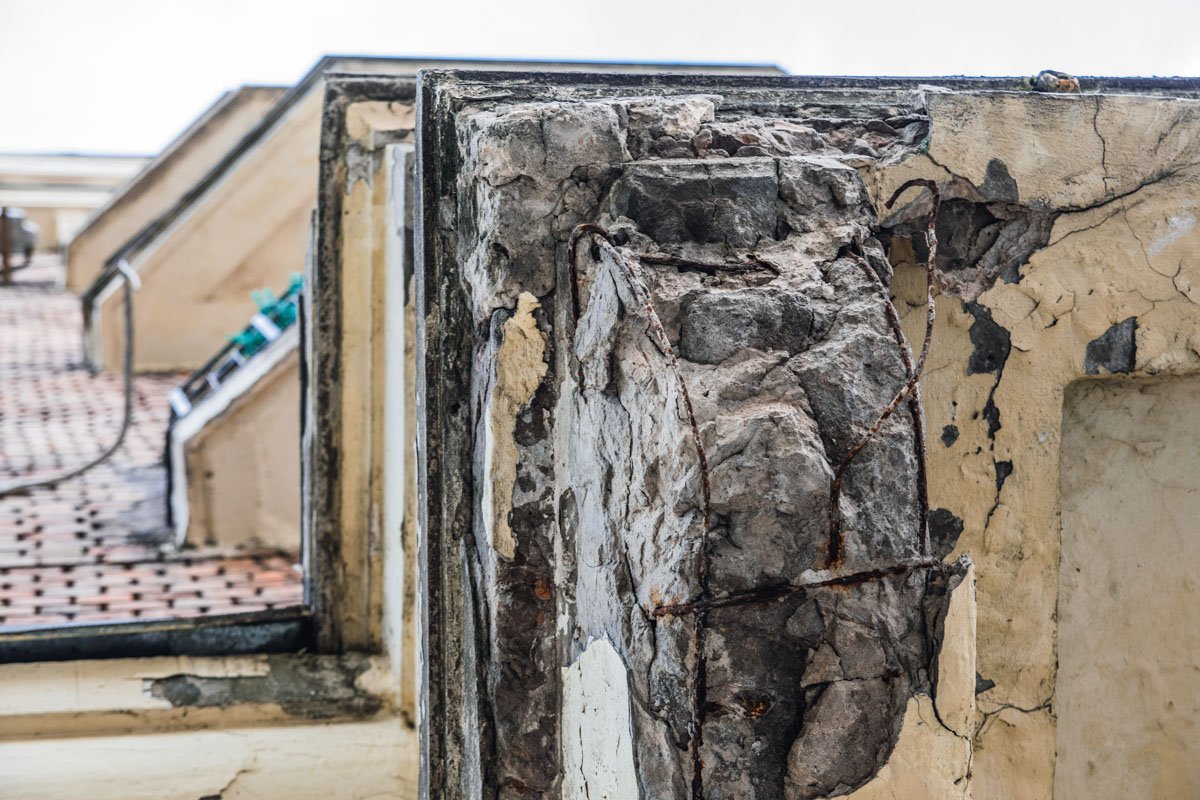 С балкона дома по адресу Крутой спуск, 6/2 отпадают куски бетона