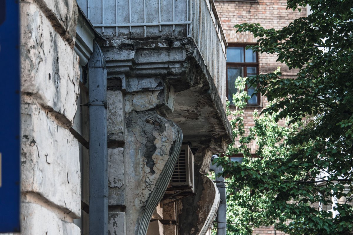 Опоры, на которых держится балкон на Лютеранской, 4, трещат по швам