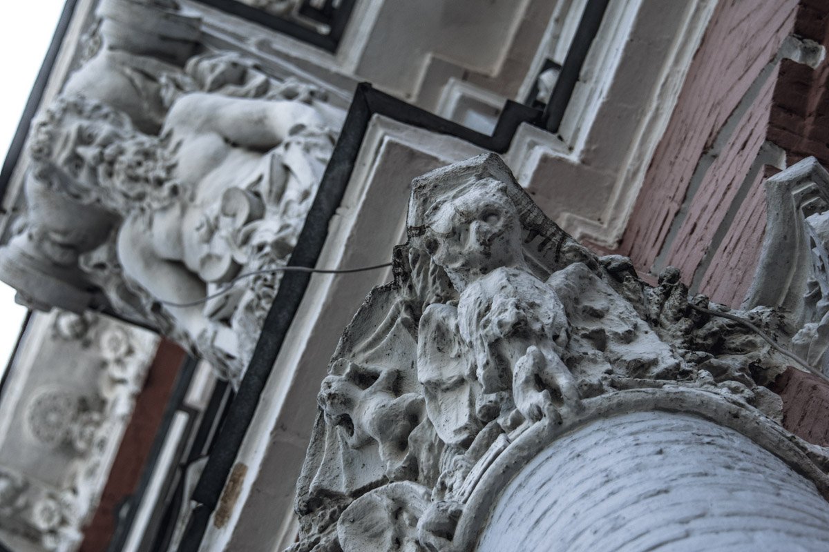 Отпавшие куски лепнины на Лютеранской, 4