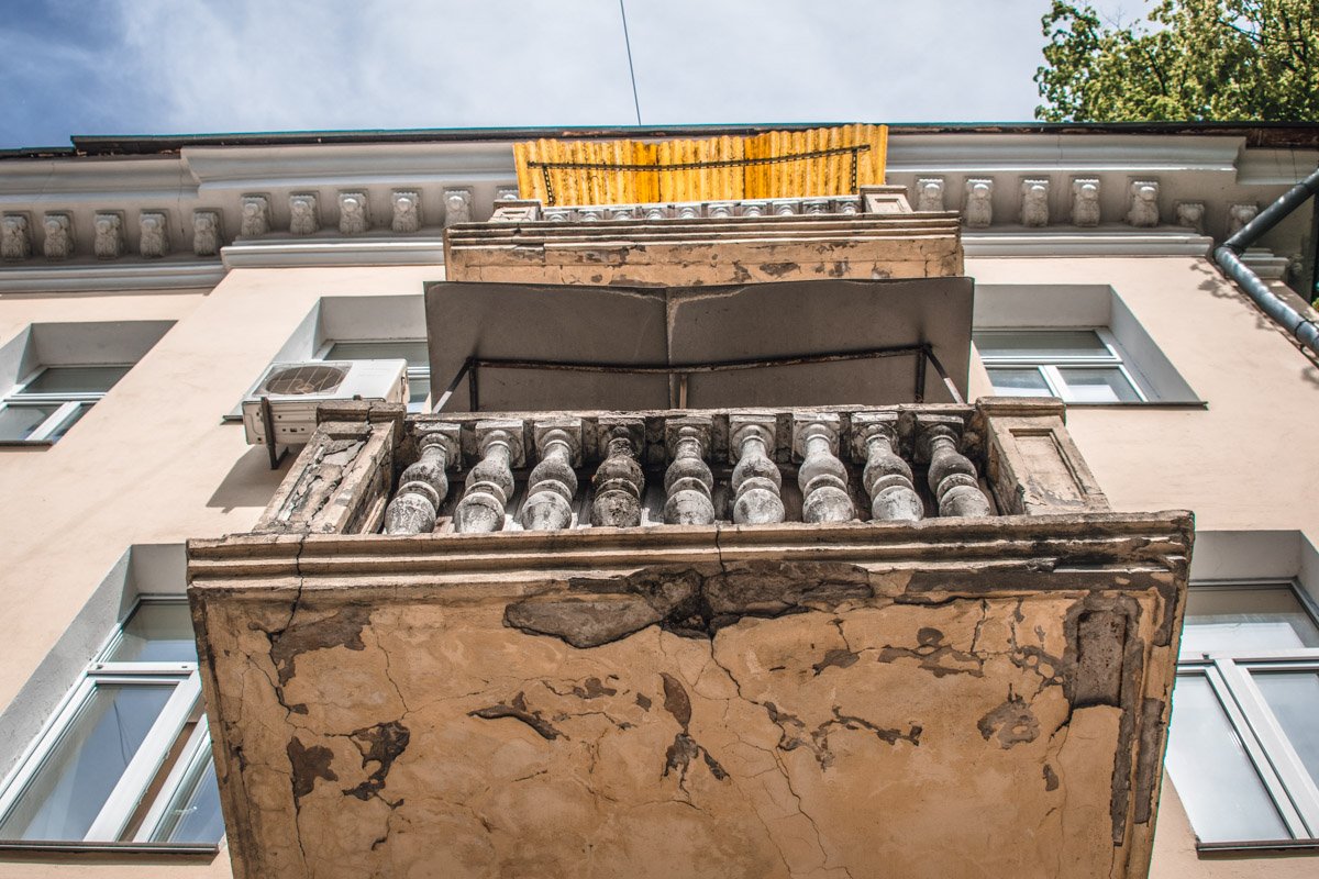 Потресканный балкон с отпавшими кусками бетона на Лютеранской, 5