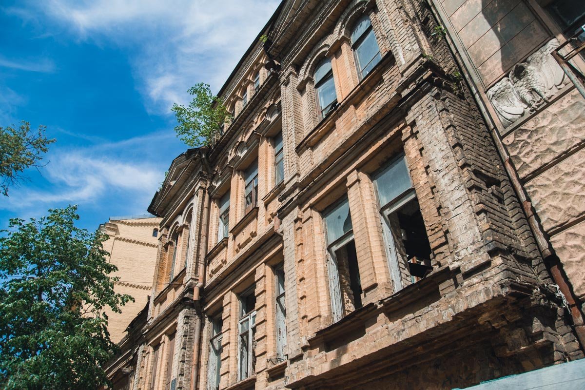 Фасад дома на Малой Житомирской, 14а изрядно обветшал