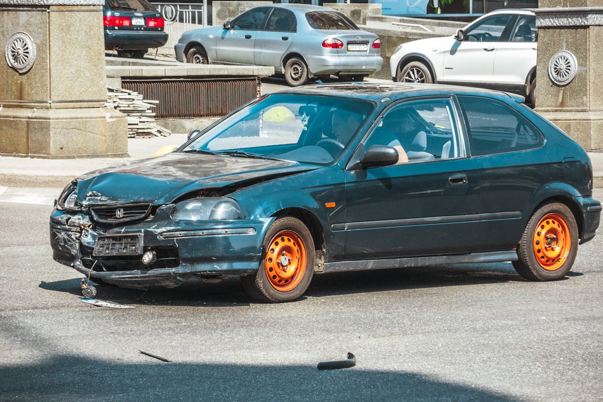 У автомобиля Honda Civic пострадала передняя часть кузова У автомобиля Honda Civic пострадала передняя часть кузова