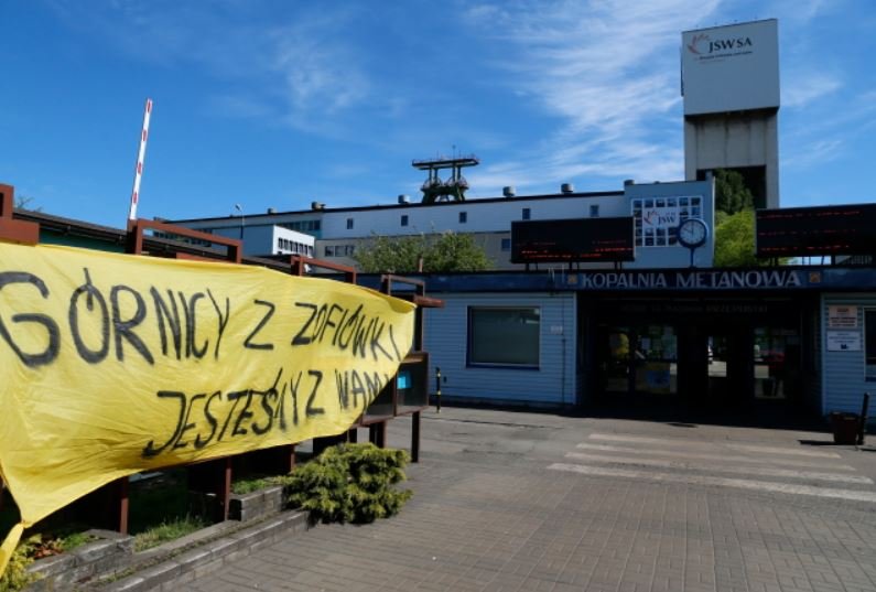 На шахте Зофьювка в Ястшембе-Здруе продолжается спасательная акция На шахте Зофьювка в Ястшембе-Здруе продолжается спасательная акция