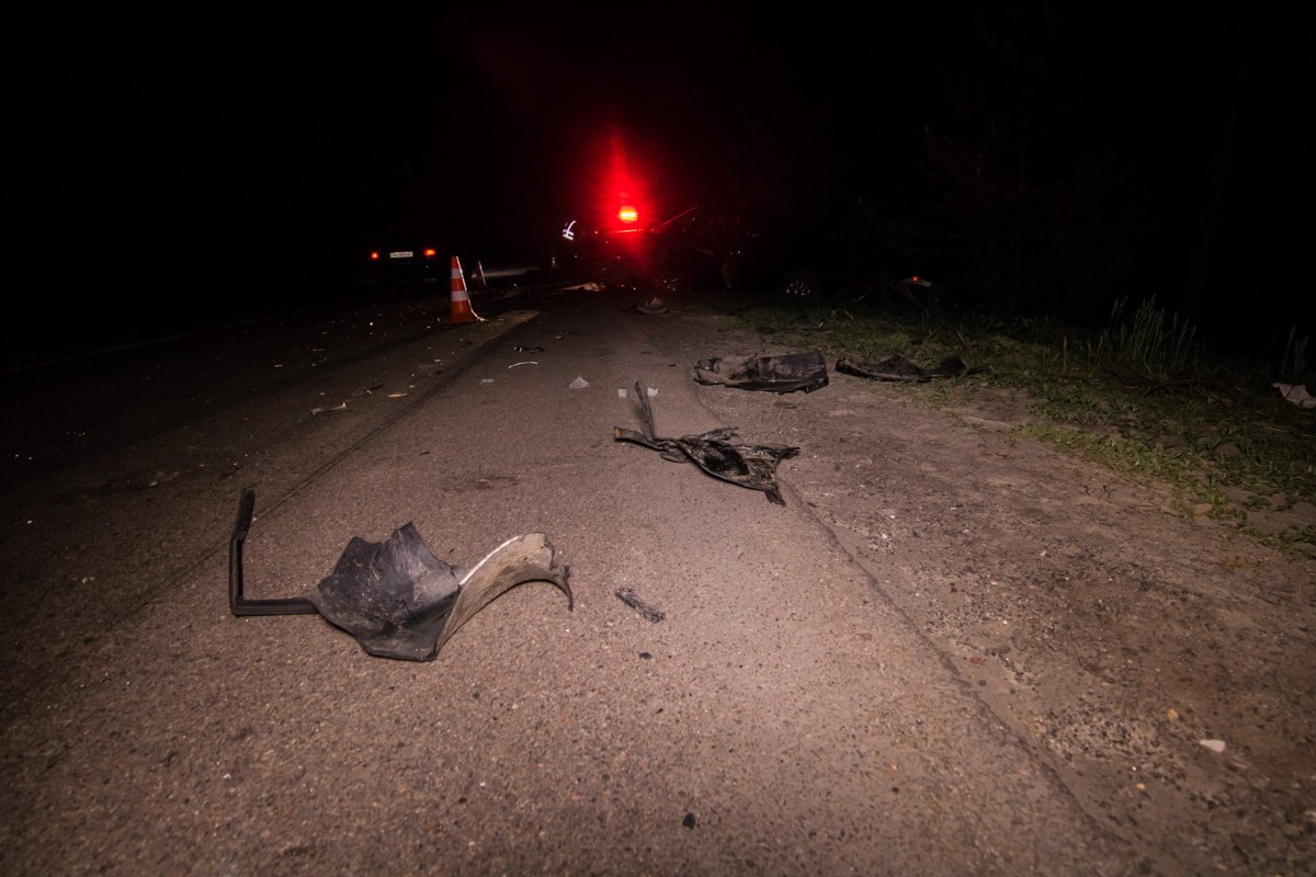 Запчасти разбросаны по дороге Запчасти разбросаны по дороге