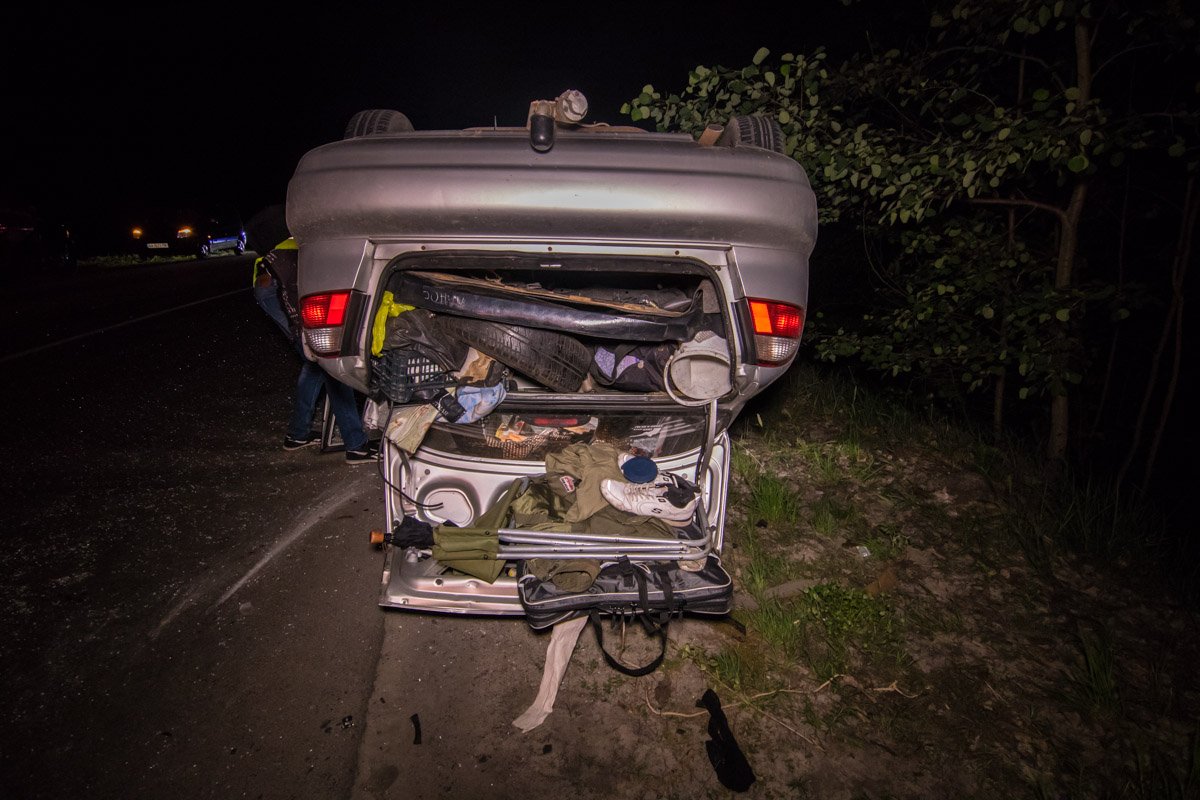 По словам очевидца, за рулем серебристого авто ехал пьяный сотрудник полиции По словам очевидца, за рулем серебристого авто ехал пьяный сотрудник полиции