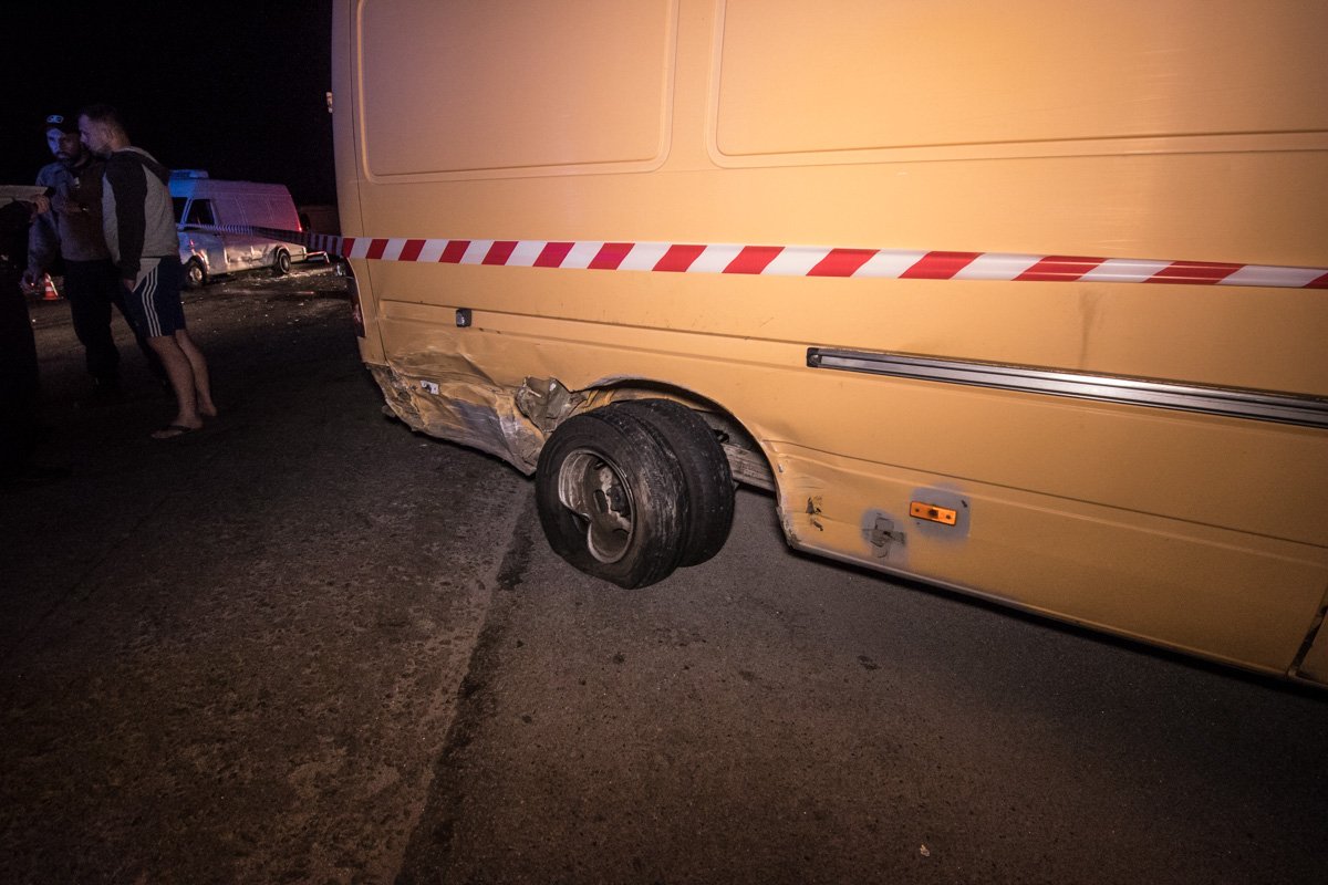 Сначала автомобиль на скорости влетел в желтый Sprinter Сначала автомобиль на скорости влетел в желтый Sprinter