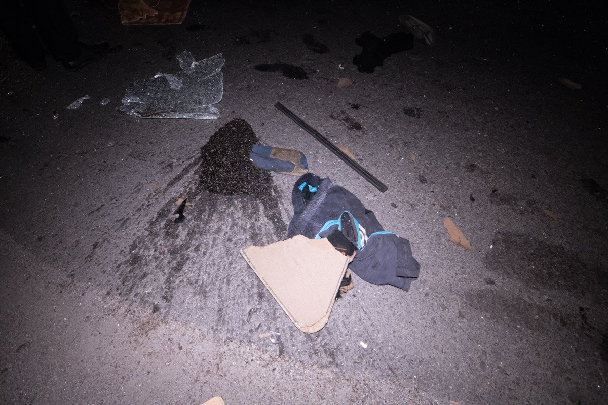 Следы аварии разбросаны по дороге Следы аварии разбросаны по дороге