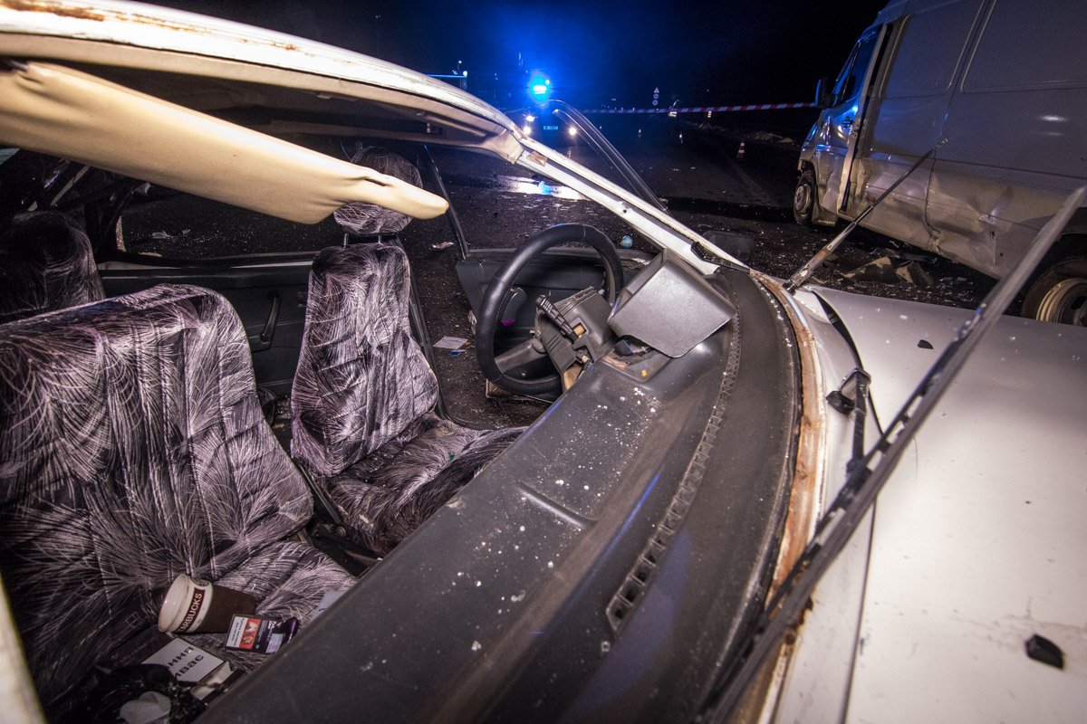 У ВАЗ отсутствует переднее стекло У ВАЗ отсутствует переднее стекло