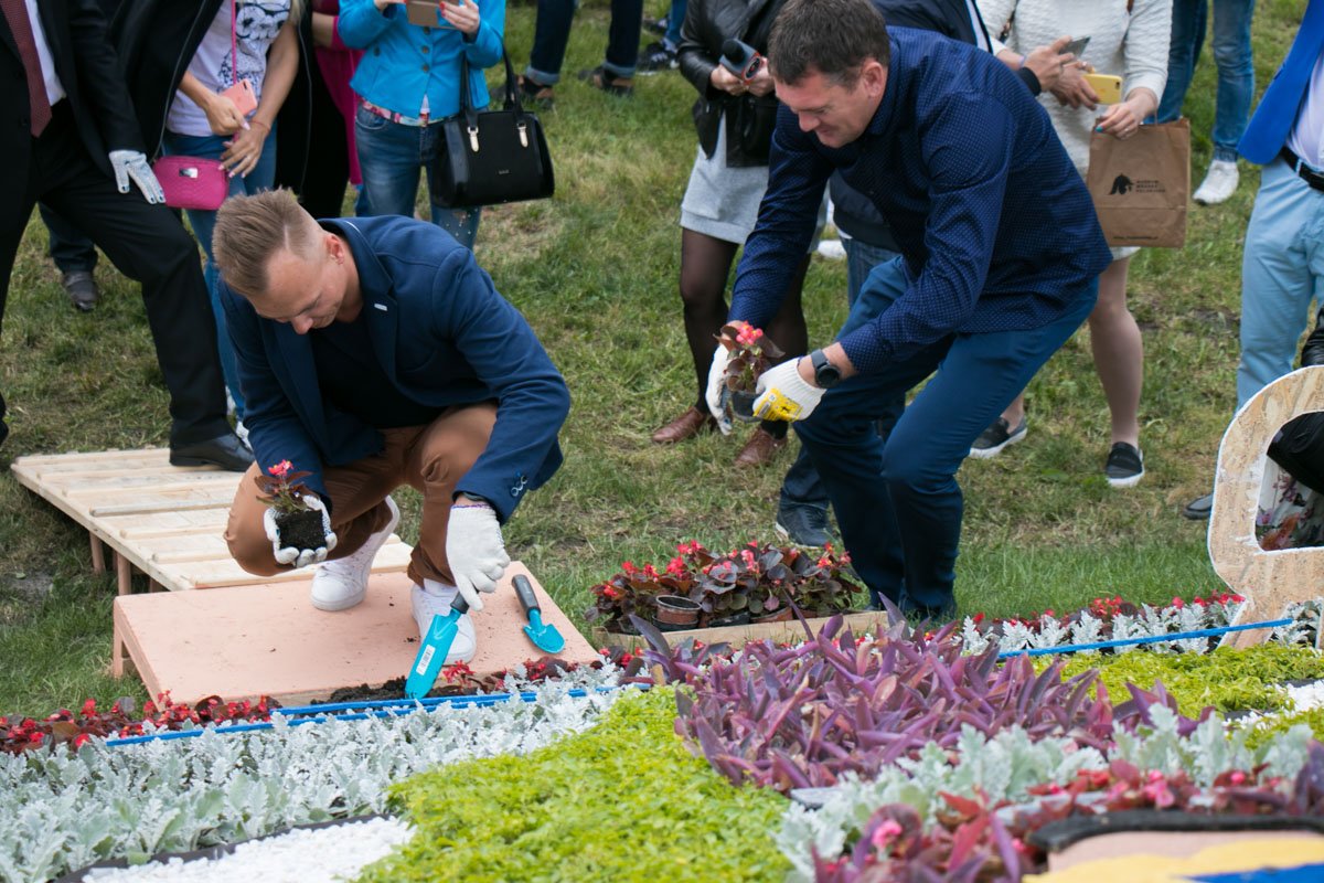 Александр Абраменко присоединился к высадке цветов Александр Абраменко присоединился к высадке цветов