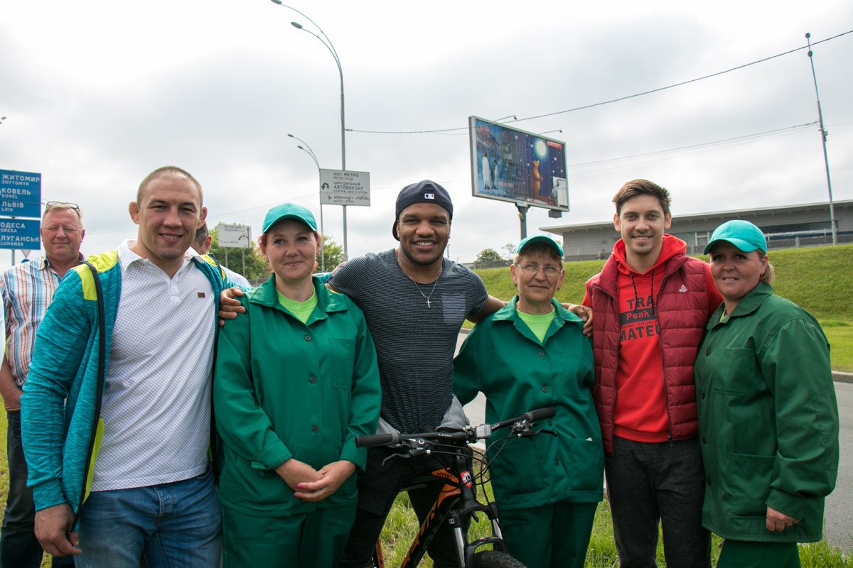 Олимпийцы поблагодарили работников КП "Киевзеленстрой" за труд Олимпийцы поблагодарили работников КП "Киевзеленстрой" за труд