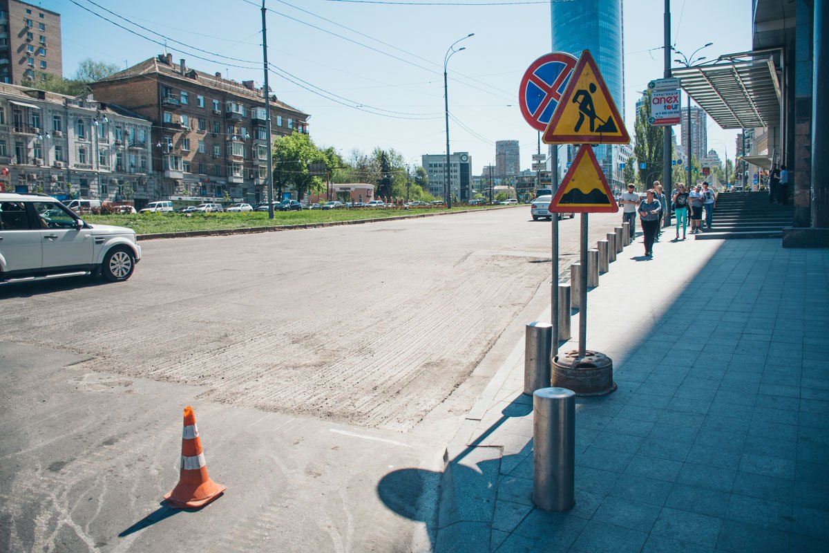 Знаки стоят, предупреждают