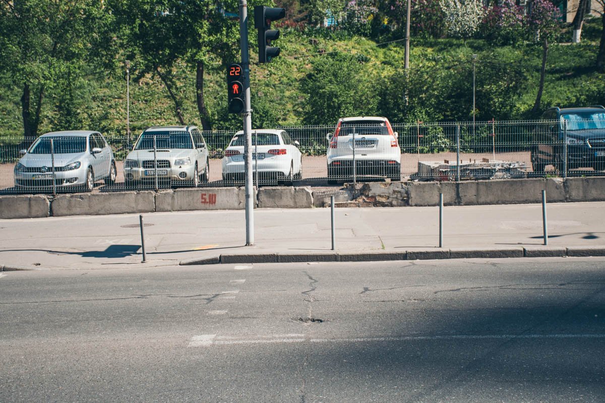 Местами выбоины 