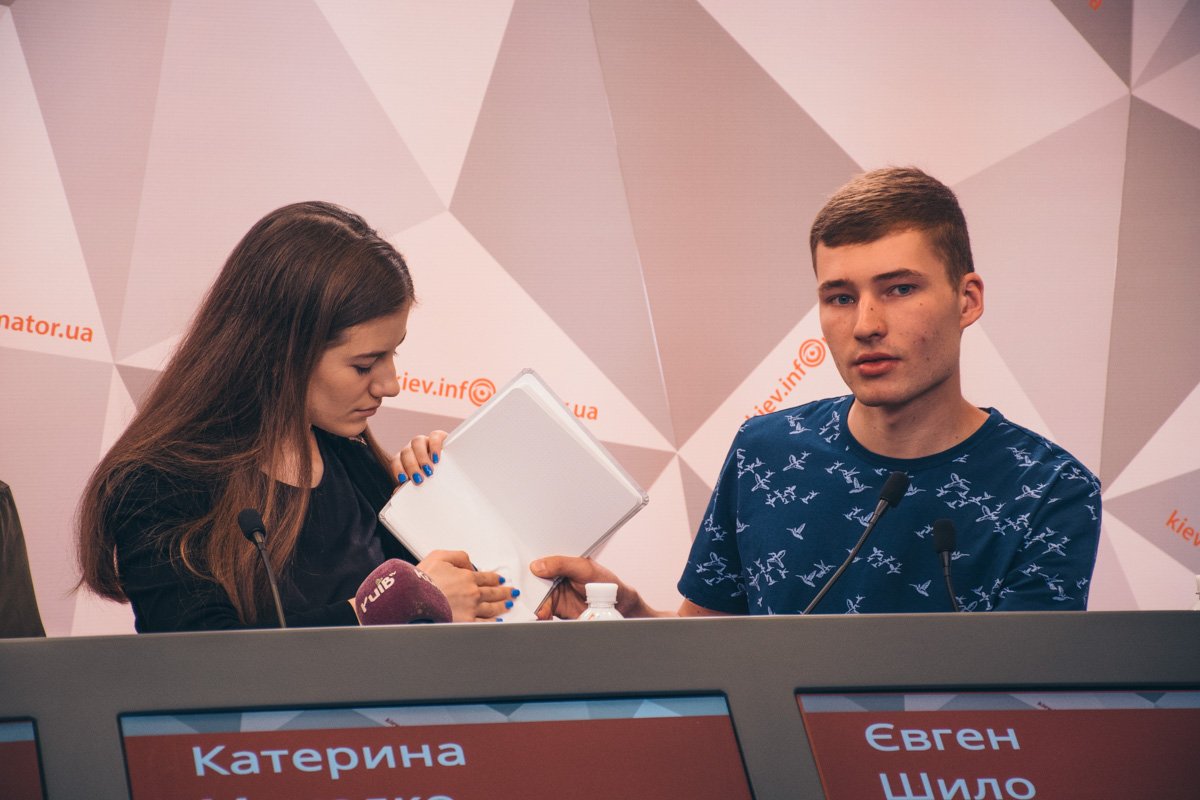 Екатерина Михалко и Евгений Шило демонстрируют изобретение