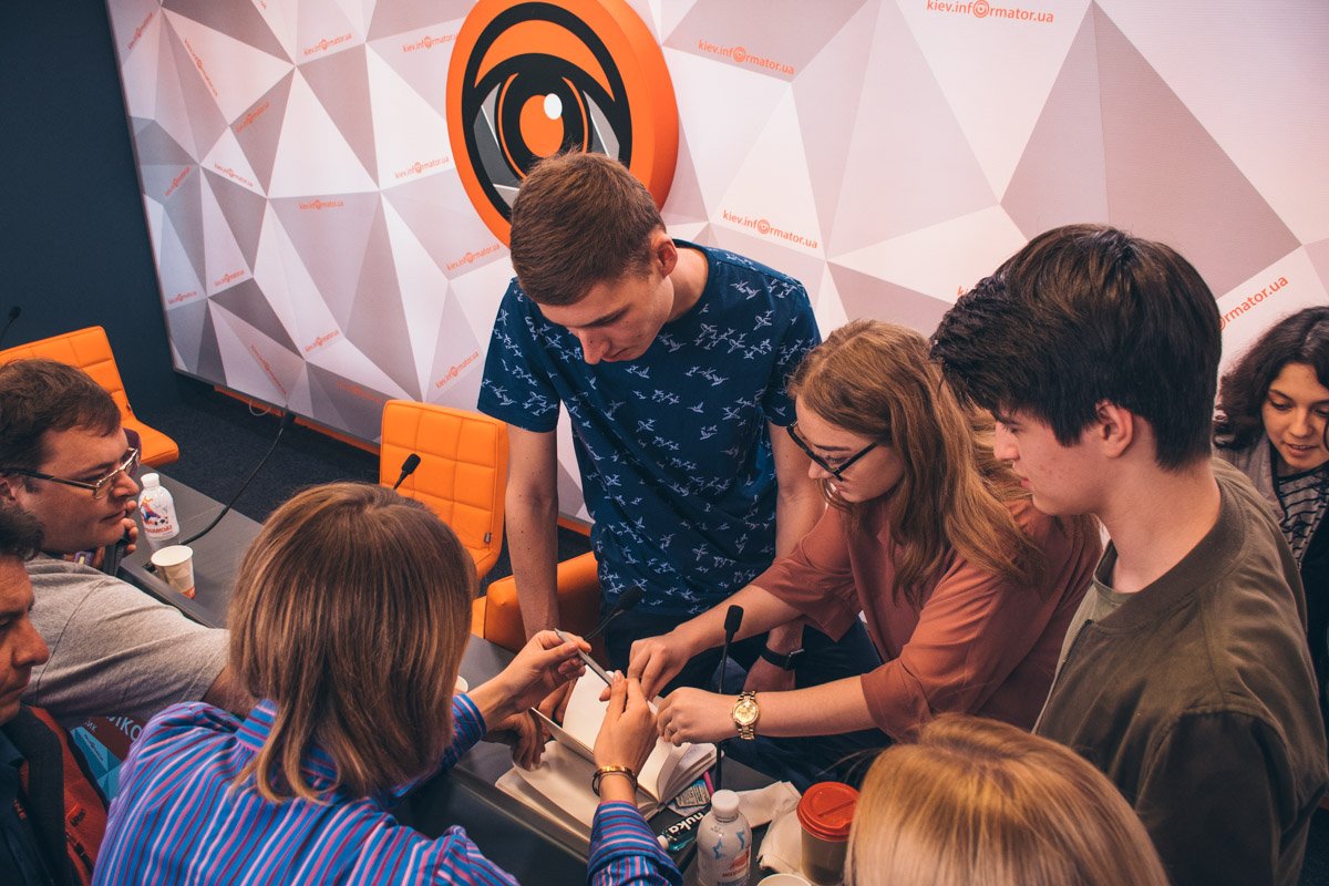 Бумагу блокнота не выйдет порвать руками, а сам блокнот не портится от контакта с водой