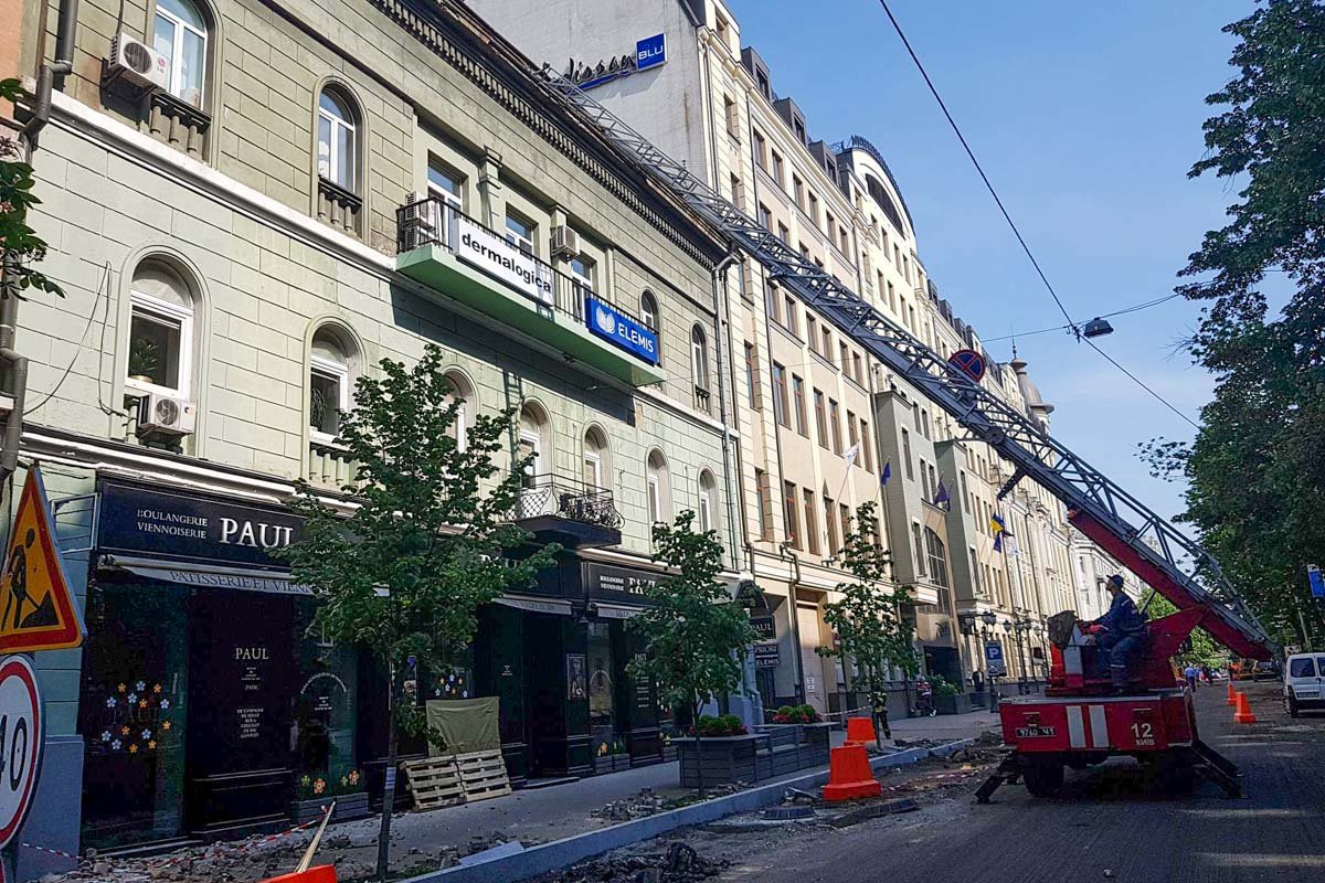 На улице Ярославов Вал, 19 частично обрушилась верхняя часть фасада здания На улице Ярославов Вал, 19 частично обрушилась верхняя часть фасада здания