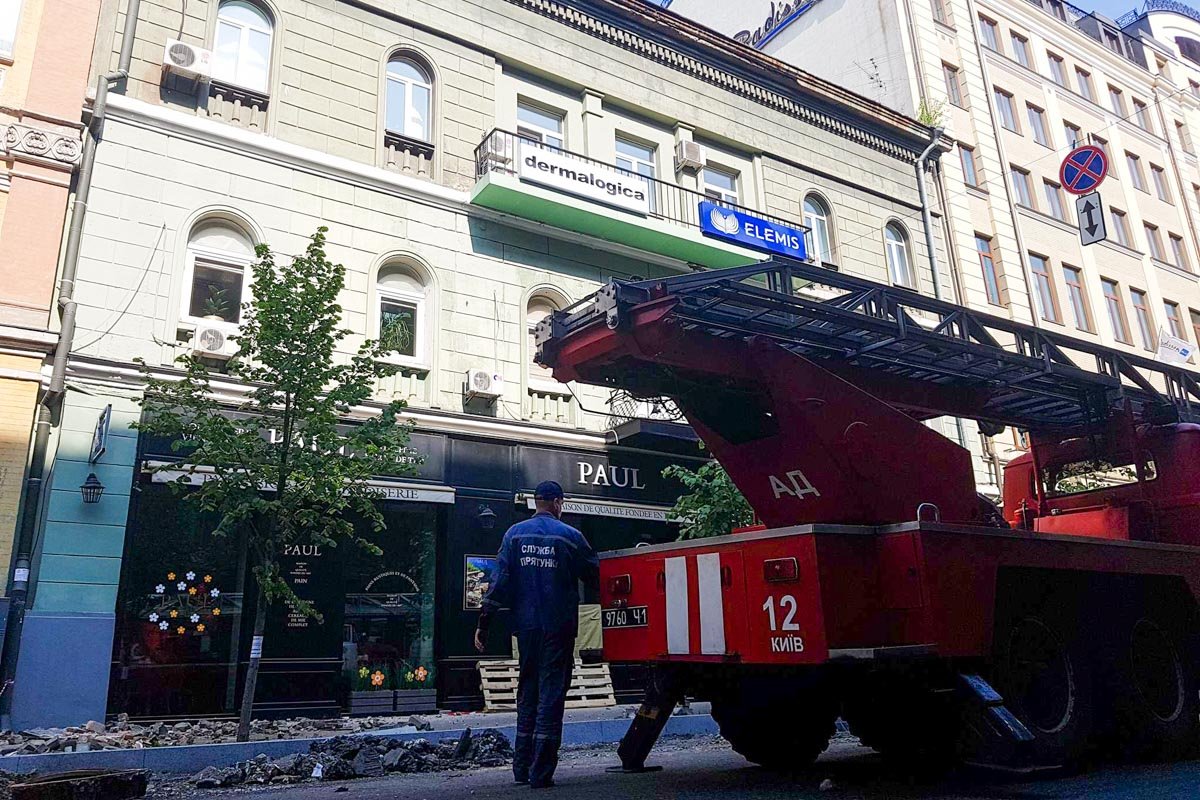 Улица перекрыта машинами аварийно-спасательной службы и пожарными Улица перекрыта машинами аварийно-спасательной службы и пожарными