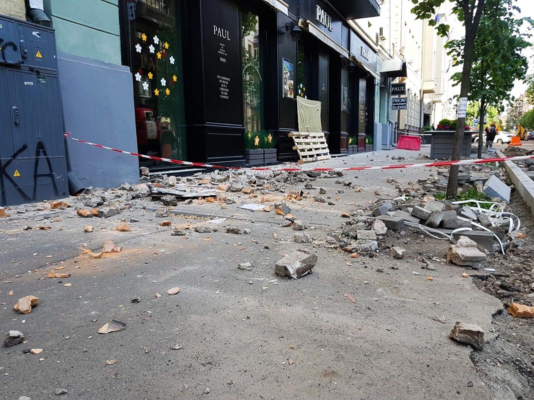 Кирпичи посыпались на оживленную улицу Кирпичи посыпались на оживленную улицу