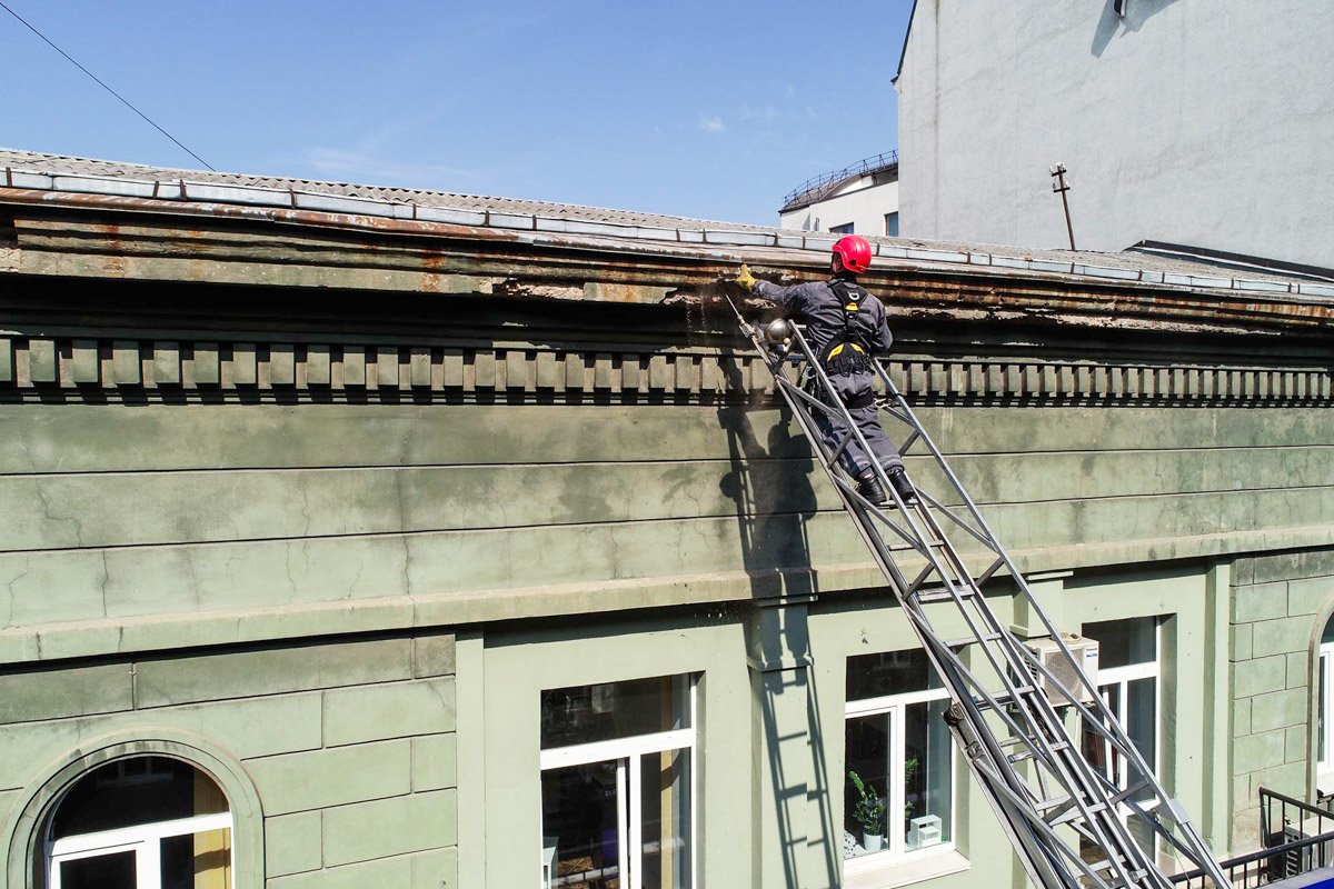 Сейчас оббивают потенциально опасные куски крыши Сейчас оббивают потенциально опасные куски крыши