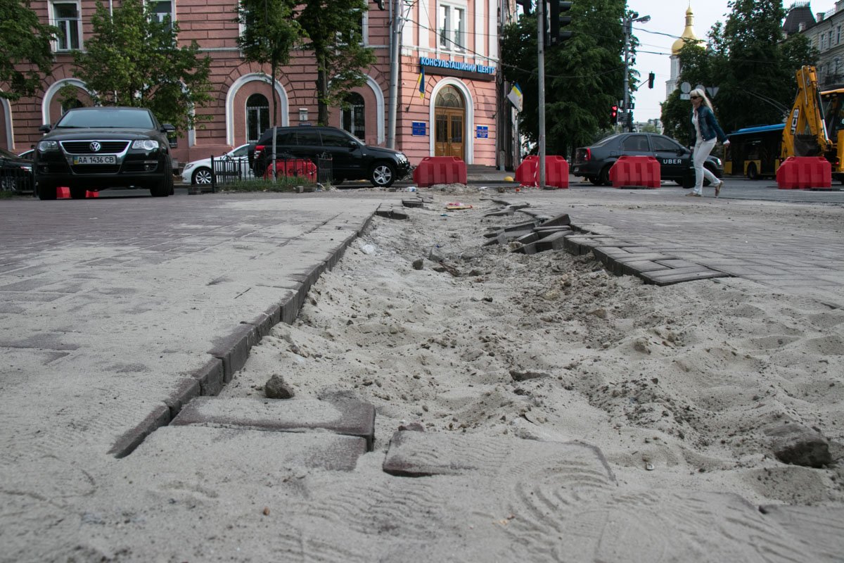 По всей улице плитка на тротуаре будет одинаковая