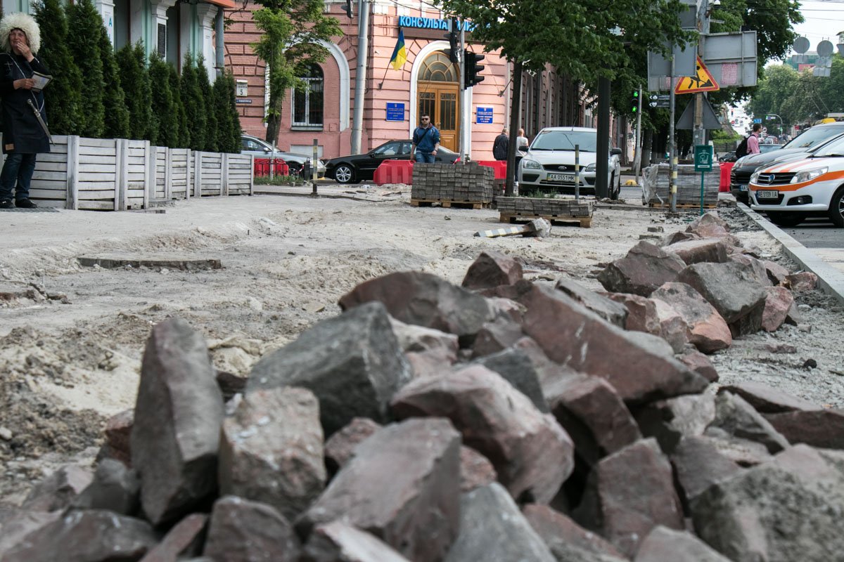 Ремонт продолжается на участке от улицы Рыльского до Андреевского спуска