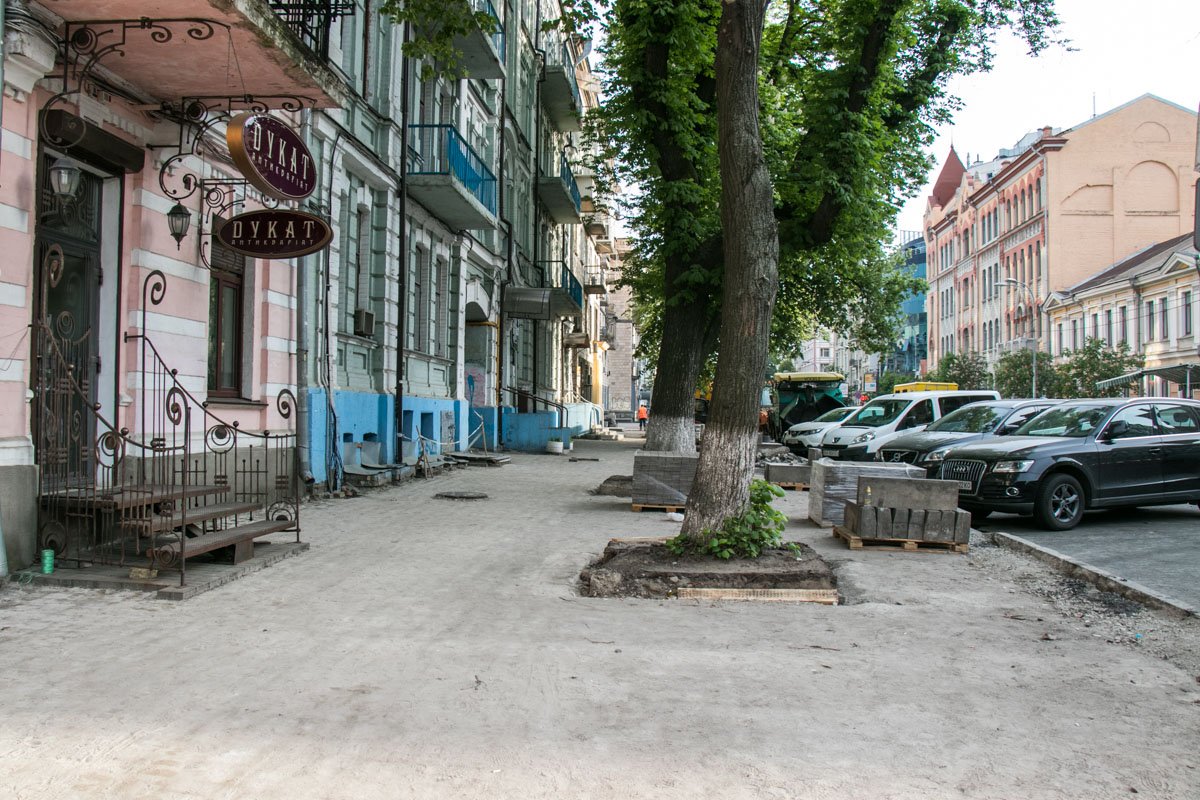 После аварийных ремонтов возникали неровности, воронки и просадки