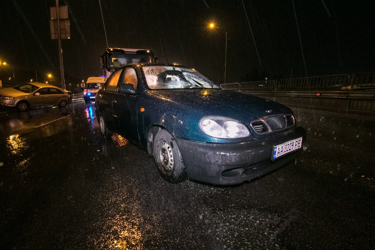 Одна машина въехала в отбойник, а вторая влетела в стоящее на дороге авто уже позже Одна машина въехала в отбойник, а вторая влетела в стоящее на дороге авто уже позже