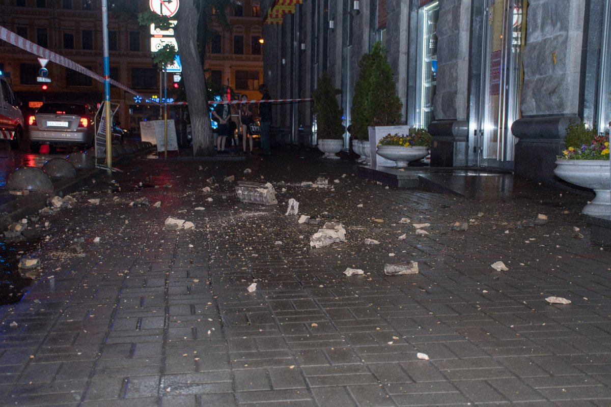 Куски балкона упали просто на тротуар