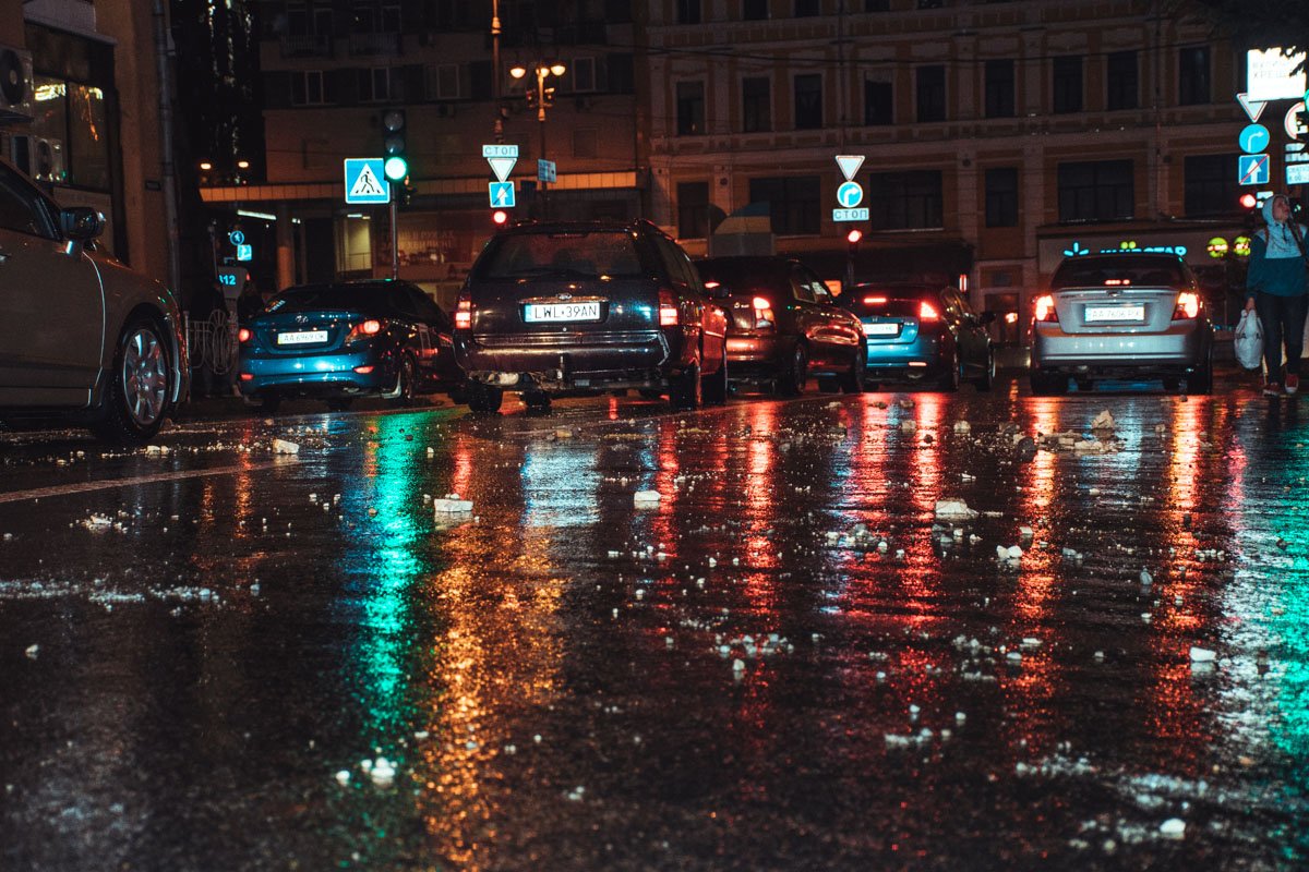 Часть балкона "угодила" и на проезжую часть