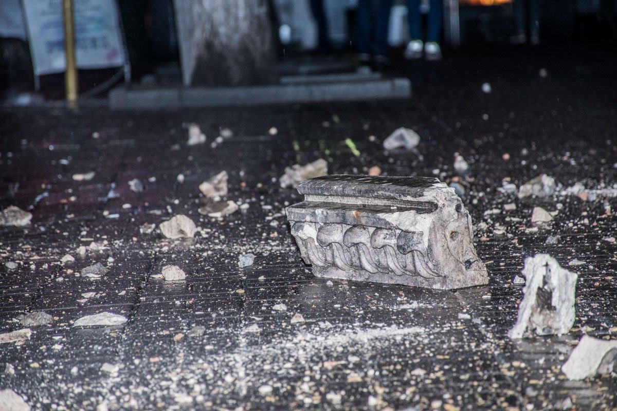 От балкона отваливались целые куски бетона