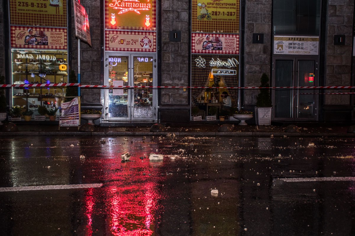 Вход в саму вареничную "Катюша" теперь за красно-белой лентой